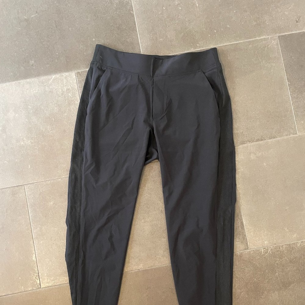 Women's Athleta travel jogger cropped black